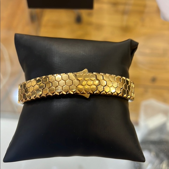 Gold Jewelry Accessory with Elegant Design - Picture 2 of 5